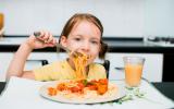 Una niña come espaguetis