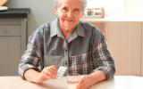 Mujer mayor tomando estatinas para el colesterol