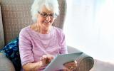 Una mujer mayor navega por Internet con una tablet