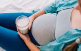 Mujer embarazada con un vaso de leche