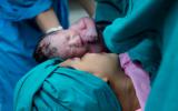 Mujer en el paritorio con su bebé recién nacido