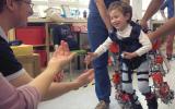 Un exoesqueleto permite caminar a niños con atrofia muscular espinal