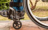 Enfermo con esclerosis múltiple en silla de rueda