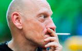 Hombre fumador con problemas de pérdida auditiva