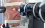 Hombre mayor en consulta del oftalmólogo
