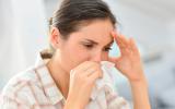 Mujer padece los efectos de la gripe