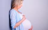 Mujer embarazada tardía esperando para inducir su parto