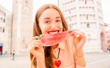 Chica disfruta comiendo jamón