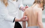 Una doctora examina la espalda de una niña
