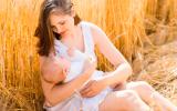 Una madre amamanta a su bebé al aire libre