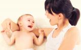 Una madre habla a su bebé que sonríe mirándola