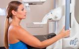 Mujer se realiza una mamografía