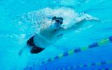 Persona nadando en una piscina con cloro