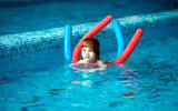 Niño con autismo nadando en la piscina