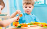 Niños comiendo verdura