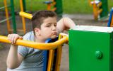 Niño con obesidad infantil y baja autoestima