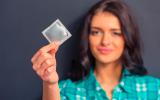 Mujer recomienda el uso de preservativo