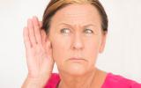 Mujer con pérdida auditiva central