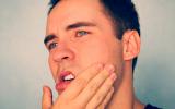 Hombre con problemas de periodontitis