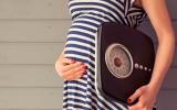 Embarazada con una báscula para medir su peso