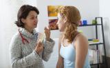 Ginecóloga informa a una paciente sobre la píldora anticonceptiva