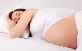 La postura en la que duerme la madre afecta al futuro bebé