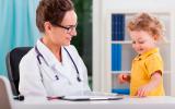 Pediatra con un niño pequeño