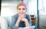 Mujer en tratamiento con quimioterapia sonríe a la cámara