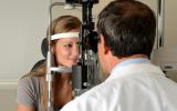 Un oftalmólogo examina los ojos de una mujer embarazada