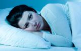 Chica con trastorno del sueño alterados por los ritmos circadianos