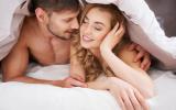 Una pareja joven se hace confidencias bajo las sábanas