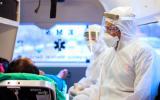 Profesionales sanitarios atienden a un paciente con ébola en el interior de una ambulancia