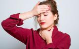 Mujer con síntomas de mononucleosis, dolor de garganta y cabeza
