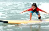 Niño con autismo practicando surf