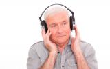 Un hombre mayor escucha música a través de auriculares