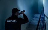 Un vigilante nocturno haciendo su ronda en el interior de un edificio