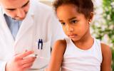 Niña africana se vacuna del rotavirus