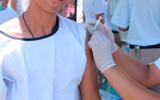 Mujer siendo vacunada contra el ébola