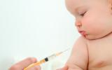 Vacunación de un bebé contra la meningitis