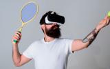 Hombre jugando al tenis de forma virtual