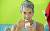 Un yogur al día puede mejorar la salud ósea de las mujeres