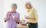 Dos mujeres mayores tomando yogur