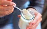 Persona comiendo un yogur para evitar problemas cardiovasculares