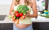 Mujer embarazada con verduras y hortalizas