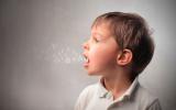 Niño con trastornos del habla 
