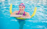Señora en la piscina haciendo ejercicios acuáticos