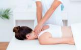 Mujer recibiendo un aliviante masaje sueco
