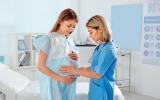 Mujer embarazada en el hospital esperando la epidural ambulante
