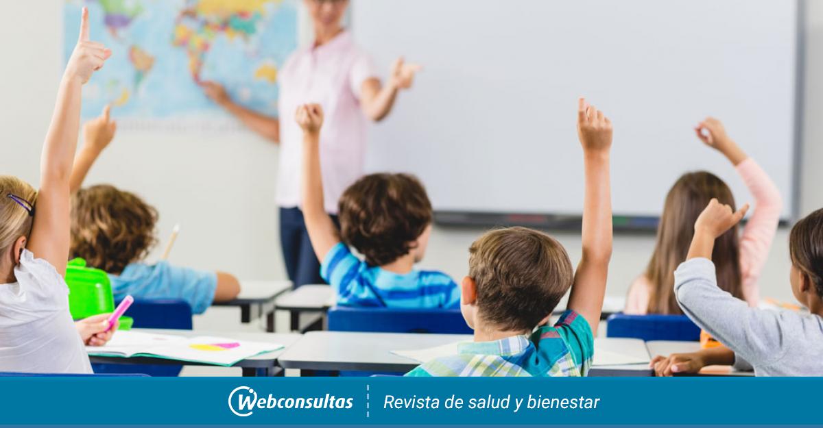 Classes i raised. Дети в классе поднимают руки. Дети в классе стоковые фото. Поднять руку в школе. Поднятая рука на уроке.