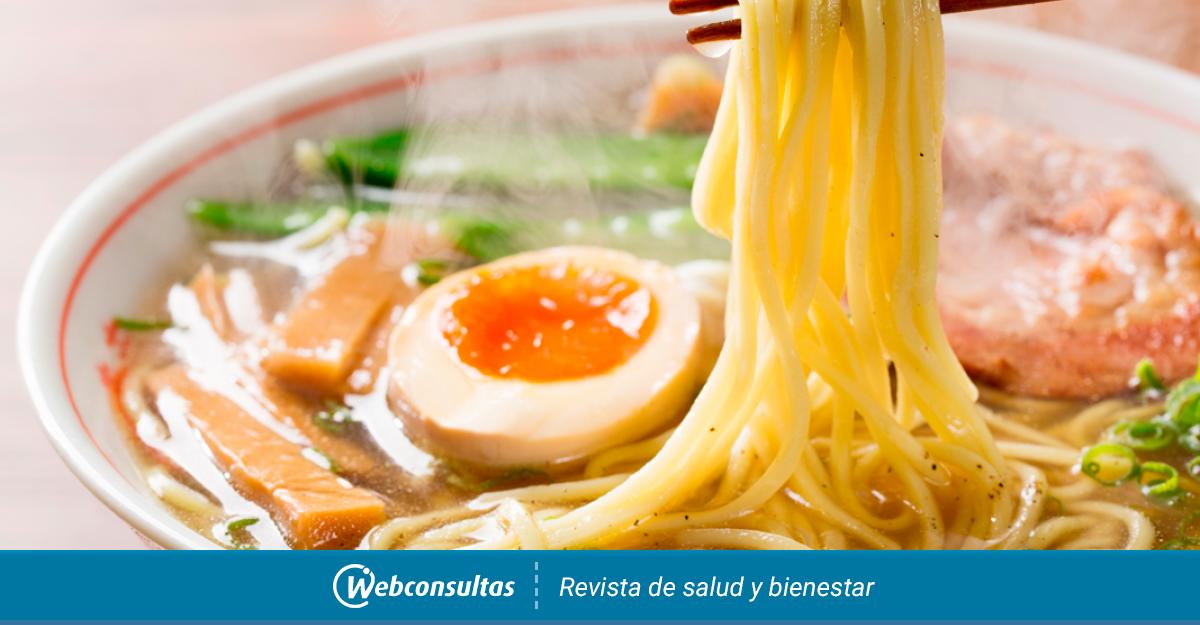 Cuenco tradicional casero de sopa de ramen con huevo, fideos, setas shitake  en una mesa